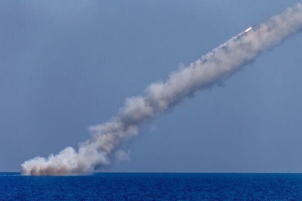 Des missiles russes Kalibr frappent les terroristes en Syrie. Photo d'archive - Sputnik Afrique