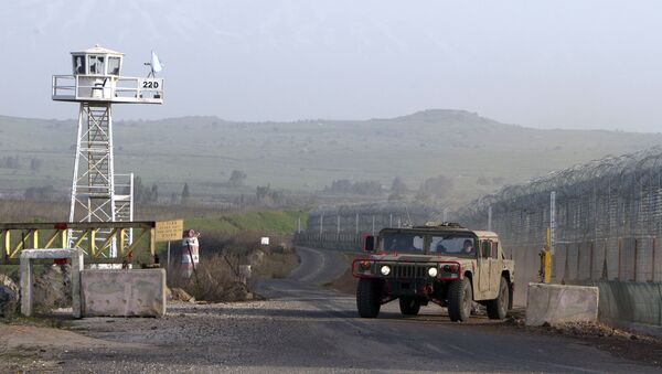 An Israeli military vehicle patrols the the Israeli-Syrian border, close to the Syrian village of Jamla, in the southern Golan Heights, on March 9, 2013. - Sputnik Afrique