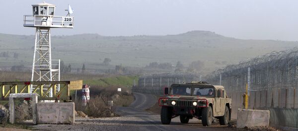 An Israeli military vehicle patrols the the Israeli-Syrian border, close to the Syrian village of Jamla, in the southern Golan Heights, on March 9, 2013. - Sputnik Afrique