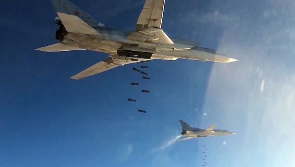 Des bombardiers stratégiques Tu-22 larguent des bombes en Syrie - Sputnik Afrique