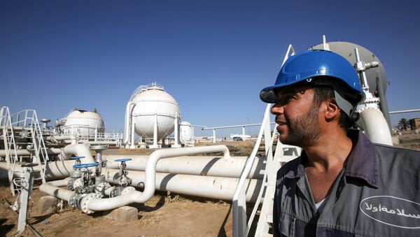 An Iraqi oil employee checks pipelines at the Bai Hassan oil field, west of the multi-ethnic northern Iraqi city of Kirkuk, on October 19, 2017. - Sputnik Afrique