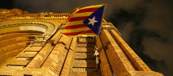 A man waves a separatist Catalonian flag at a pro-independence rally in Barcelona, Spain, October 10, 2017 - Sputnik Afrique