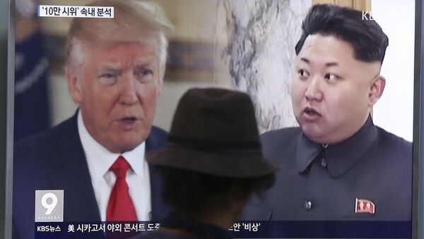 A man watches a television screen showing U.S. President Donald Trump, left, and North Korean leader Kim Jong Un during a news program at the Seoul Train Station in Seoul, South Korea. (File) - Sputnik Afrique