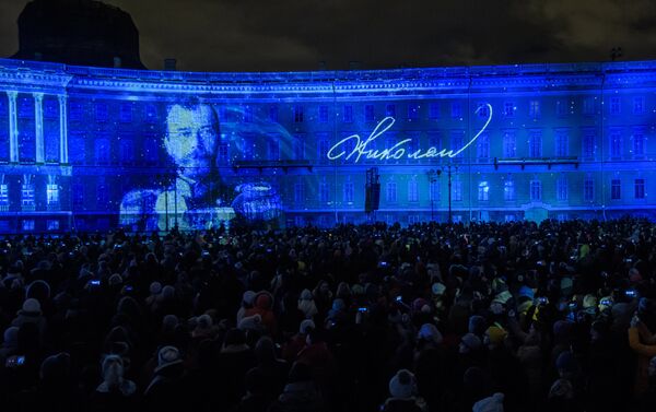 Spectacle de lumière sur la place du Palais à Saint-Pétersbourg - Sputnik Afrique