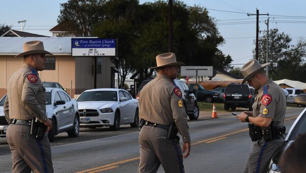 State troopers patrol at the entrance to the First Baptist Church (back) after a mass shooting that killed 26 people in Sutherland Springs, Texas on November 6, 2017 - Sputnik Afrique