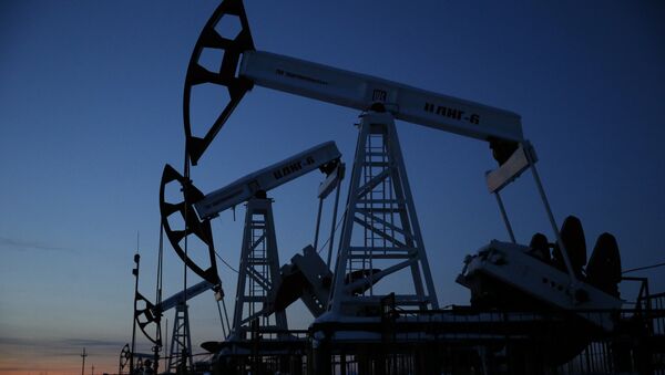 Pump jacks are seen at the Lukoil company owned Imilorskoye oil field, as the sun sets, outside the West Siberian city of Kogalym, Russia, January 25, 2016 - Sputnik Afrique