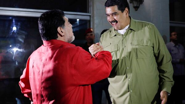 Diego Maradona (à gauche) et Nicolas Maduro - Sputnik Afrique