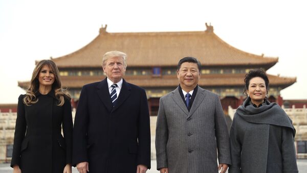 AP Photo/President Donald Trump, second left, first lady Melania Trump, left, Chinese President Xi Jinping, second right, and his wife Peng Liyuan, right, stand together as they tour the Forbidden City, Wednesday, Nov. 8, 2017, in Beijing, China. Trump is on a five country trip through Asia traveling to Japan, South Korea, China, Vietnam and the Philippines. - Sputnik Afrique