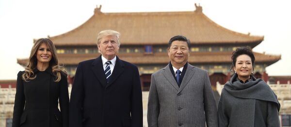 AP Photo/President Donald Trump, second left, first lady Melania Trump, left, Chinese President Xi Jinping, second right, and his wife Peng Liyuan, right, stand together as they tour the Forbidden City, Wednesday, Nov. 8, 2017, in Beijing, China. Trump is on a five country trip through Asia traveling to Japan, South Korea, China, Vietnam and the Philippines. - Sputnik Afrique