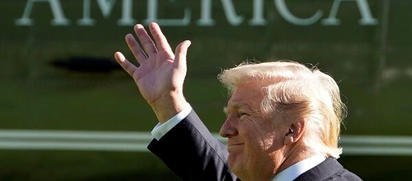 U.S. President Donald Trump waves as he walks on South Lawn of the White House before his departure to Greer, South Carolina, in Washington - Sputnik Afrique