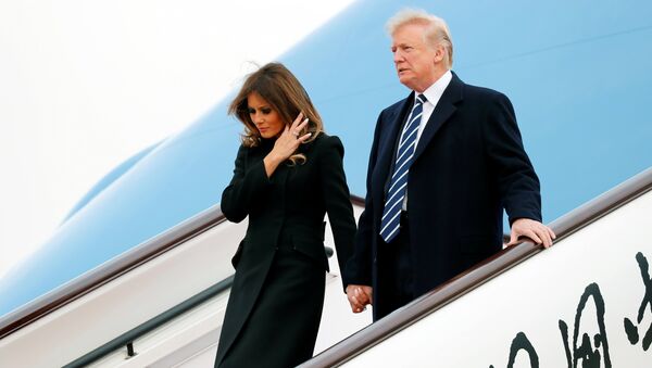 U.S. President Donald Trump and first lady Melania arrive on Air Force One at Beijing, China, November 8, 2017.  - Sputnik Afrique