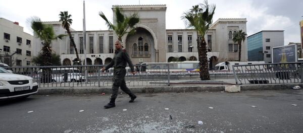 Сотрудник сирийской службы безопасности около места взрыва в Дамаске Сотрудник сирийской службы безопасности около места взрыва в Дамаске - Sputnik Afrique