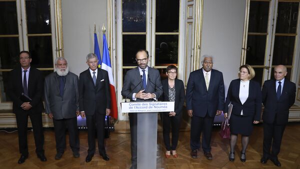 French Prime Minister Edouard Philippe (C), flanked by French senator for New Caledonia Pierre Frogier (3-L), President of the northern province of the French overseas Pacific archipelago of New Caledonia, Paul Neaoutyine (2-L) and members of the Noumea Accord Signing Committee (Comite des Signataires de l’Accord de Noumea) following a meeting on November 2, 2017 in Paris. - Sputnik Afrique