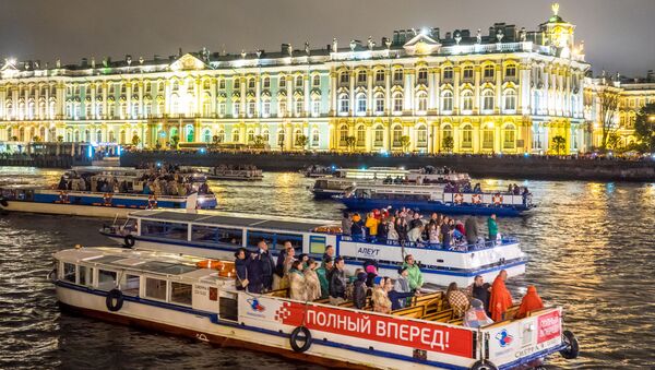 Des bateaux-mouches sur la Neva à Saint-Pétersbourg - Sputnik Afrique