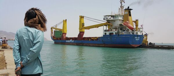 A foreign ship with a load of commercial goods docked in the southern Yemeni port city of Aden - Sputnik Afrique