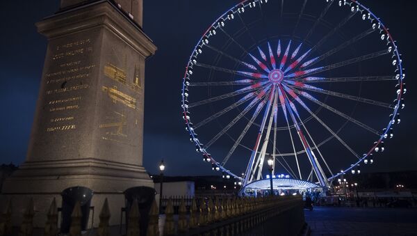 A picture taken on January 8, 2017 in Paris shows the Ferris wheel and the obelisk at the place de la Concorde. - Sputnik Afrique