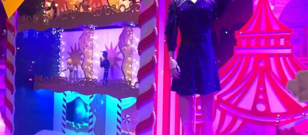 Le «roi des forains» en mode séduction devant les vitrines des Galeries Lafayette - Sputnik Afrique