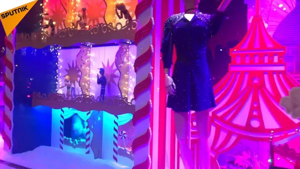 Le «roi des forains» en mode séduction devant les vitrines des Galeries Lafayette - Sputnik Afrique