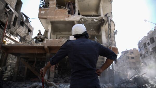Ein Mitglied der „White Helmets“ bei Damaskus - Sputnik Afrique