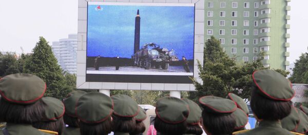 People fill the square of the main railway station to watch a televised news broadcast of the test-fire of an inter-continental ballistic rocket Hwasong-12, Wednesday, August 30, 2017, in Pyongyang, North Korea - Sputnik Afrique