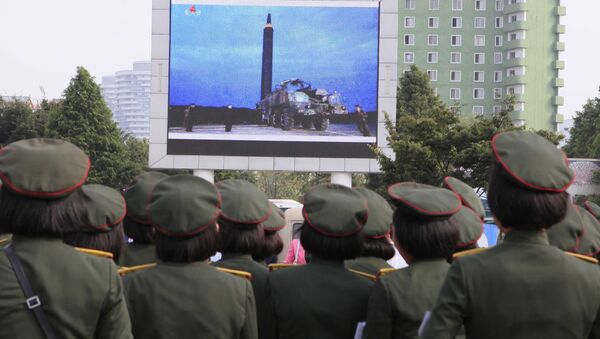 People fill the square of the main railway station to watch a televised news broadcast of the test-fire of an inter-continental ballistic rocket Hwasong-12, Wednesday, August 30, 2017, in Pyongyang, North Korea - Sputnik Afrique