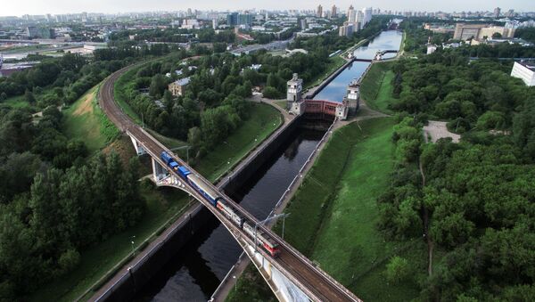 Железнодорожный мост и шлюзы через канал имени Москвы в районе Покровское-Стрешнево. - Sputnik Afrique