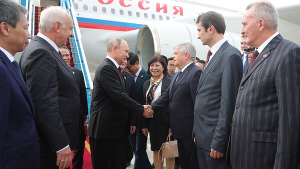 Poutine débarque au Vietnam pour le sommet de l'APEC (vidéo) - Sputnik Afrique