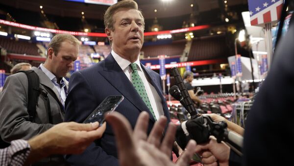 Trump Campaign Chairman Paul Manafort is surrounded by reporters on the floor of the Republican National Convention at Quicken Loans Arena, Sunday, July 17, 2016, in Cleveland - Sputnik Afrique