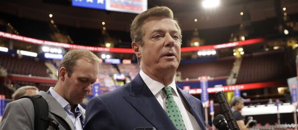 Trump Campaign Chairman Paul Manafort is surrounded by reporters on the floor of the Republican National Convention at Quicken Loans Arena, Sunday, July 17, 2016, in Cleveland - Sputnik Afrique