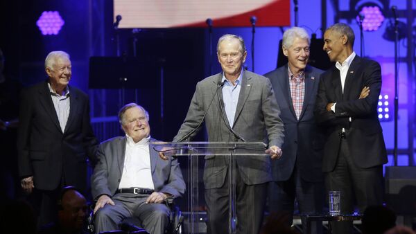 Former President George W. Bush, center, speaks as fellow former Presidents from right, Barack Obama, Bill Clinton, George H.W. Bush and Jimmy Carter look on during a hurricanes relief concert in College Station, Texas, Saturday, Oct. 21, 2017. - Sputnik Afrique