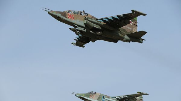 Des avions russes Su-25SM lors d'une répétition du Défilé de la Victoire (archive photo) - Sputnik Afrique