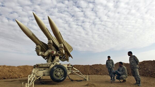 In this Nov. 13, 2012 file photo obtained from the Iranian Mehr News Agency, Iranian army members prepare missiles to be launched, during a maneuver, in an undisclosed location in Iran - Sputnik Afrique