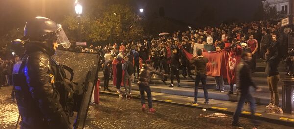 Mondial 2018: des supporters du Maroc étaient en liesse samedi soir sur les Champs-Élysées - Sputnik Afrique