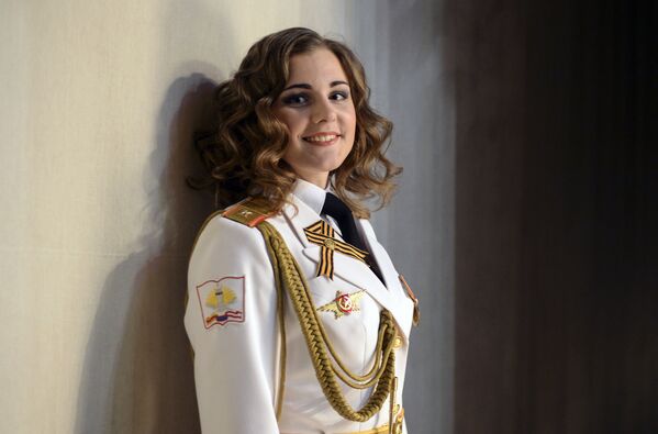 Beauté et honneur: la plus belle jeune fille en uniforme a été choisie à Saint-Pétersbourg - Sputnik Afrique