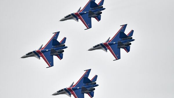 Su-30SM multipurpose fighter jets of the Russian Knights aerobatic display team during a rehearsal of the Victory Day parade air show - Sputnik Afrique