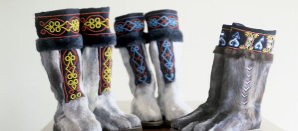 Женские унты из оленьего меха, украшенные бисером. - Sputnik Afrique