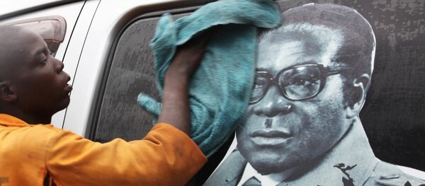 Youth washes a minibus adorned with picture of President Robert Mugabe at a bus terminus in Harare, Zimbabwe, November 15, 2017 Youth washes a minibus adorned with picture of President Robert Mugabe at a bus terminus in Harare, Zimbabwe, November 15, 2017 - Sputnik Afrique