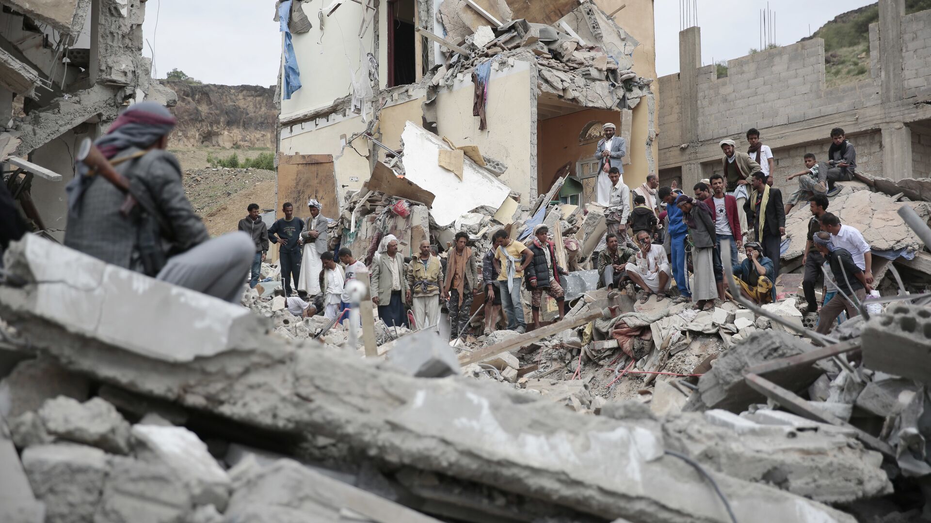Une maison de Sanaa détruite par une frappe aérienne de la coalition dirigée par Riyad - Sputnik Afrique, 1920, 29.12.2021