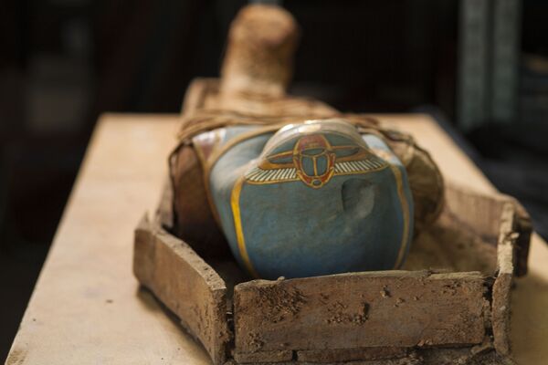 Les égyptologues russes ont découvert une momie avec un masque doré - Sputnik Afrique