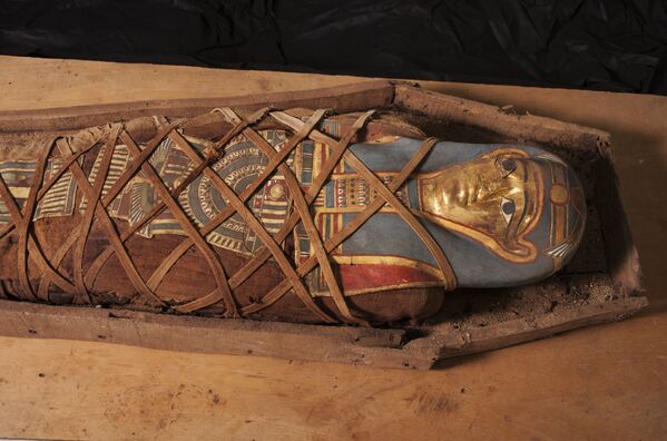 Les égyptologues russes ont découvert une momie avec un masque doré - Sputnik Afrique