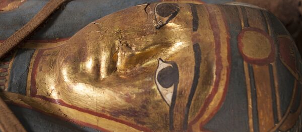 Les égyptologues russes ont découvert une momie avec un masque doré - Sputnik Afrique