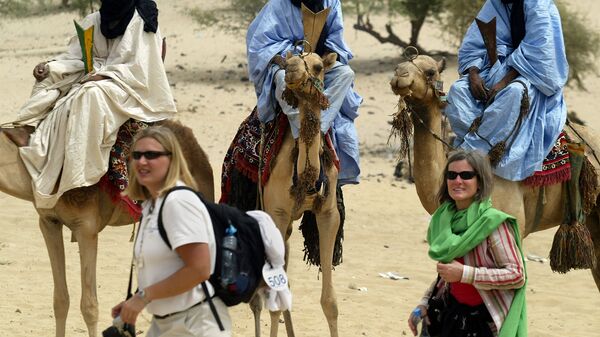 Des touristes aux côtés de des nomades touaregs au Mali - Sputnik Afrique