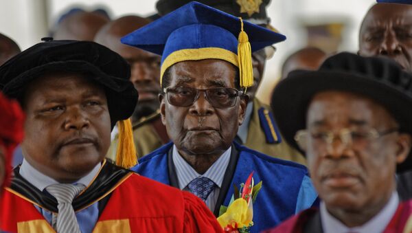 Zimbabwe's President Robert Mugabe, center, arrives to preside over a student graduation ceremony at Zimbabwe Open University on the outskirts of Harare, Zimbabwe Friday, Nov. 17, 2017 - Sputnik Afrique