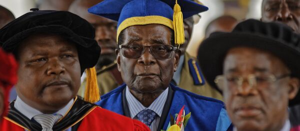 Zimbabwe's President Robert Mugabe, center, arrives to preside over a student graduation ceremony at Zimbabwe Open University on the outskirts of Harare, Zimbabwe Friday, Nov. 17, 2017 - Sputnik Afrique
