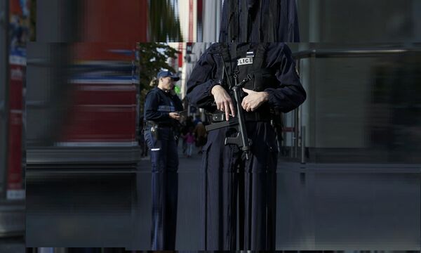 Armed French police stand guard outside a commercial center in Nice, France, November 14, 2015, the day after a series of deadly attacks in Paris - Sputnik Afrique