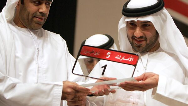 Emirati Saed Abdul Ghaffar al-Khouri (R) poses with the most expensive car number-plate after he won it in an auction in the oil-rich emirate of Abu Dhabi on February 16, 2008. - Sputnik Afrique
