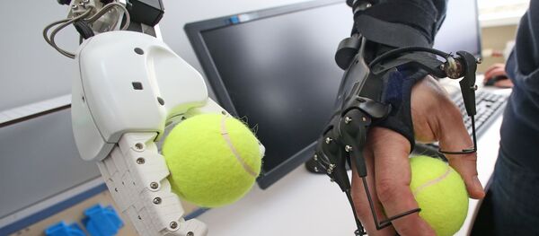 Mechatronic operations of a robot are demonstrated using a mechanical arm in the Intellectual Robotics, the scientific and research laboratory of anthropomorphic robotic systems in the Immanuel Kant Baltic Federal University in Kaliningrad. (File) - Sputnik Afrique