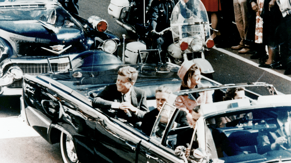 President Kennedy in the limousine in Dallas, Texas, on Main Street, minutes before the assassination. Also in the presidential limousine are Jackie Kennedy, Texas Governor John Connally, and his wife, Nellie - Sputnik Afrique