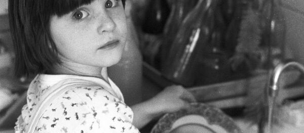 Une fille fait la vaisselle - Sputnik Afrique