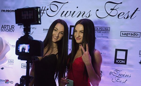 «Twins fest», le festival des jumeaux à Moscou - Sputnik Afrique